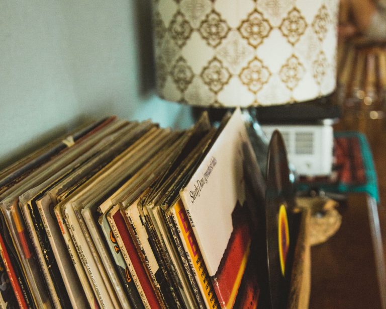 Sammeln Menschen keine Platten mehr, ist's vorbei mit Plattenläden Foto: Dane Deaner/Unsplash