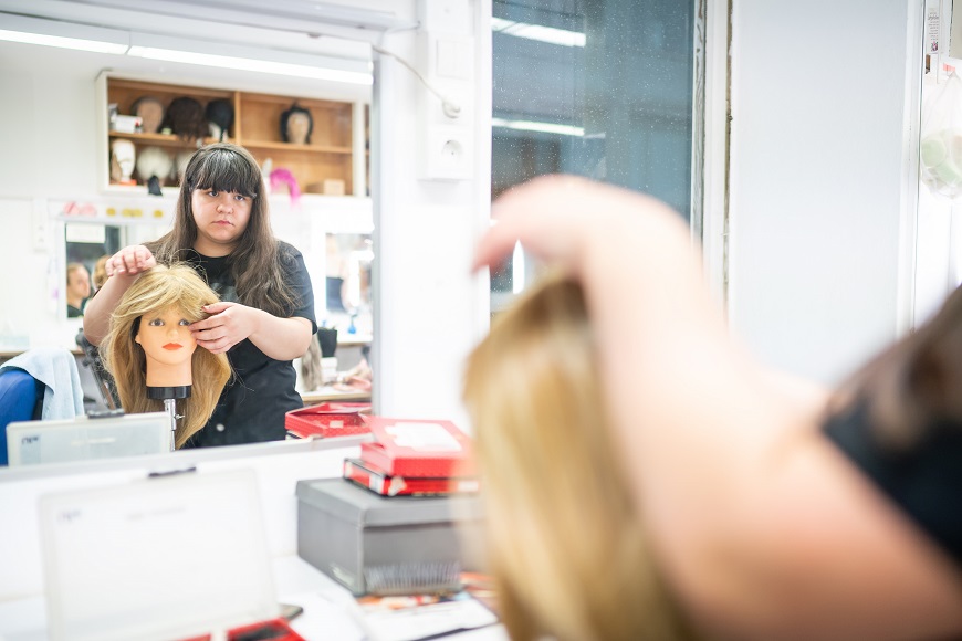 Jennifer in der Maske Fotos: Komische Oper Berlin/ Aurelio Schrey