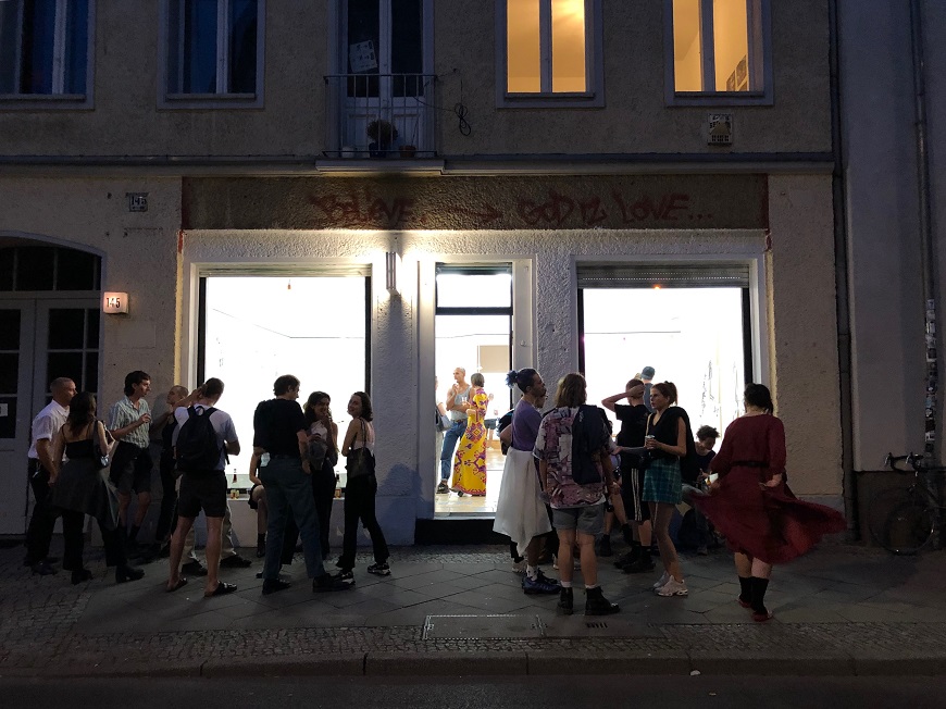 Menschen stehen vor dem Eingang des Projektraums 145. Foto: Projektraum 145