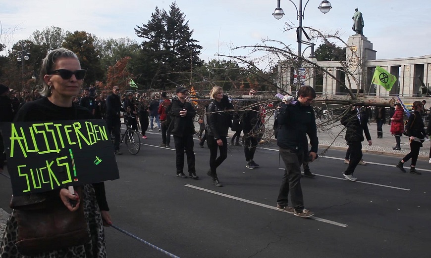 Die Prozession der toten Bäume beim globalen Klimastreik. Foto: Extinction Rebellion