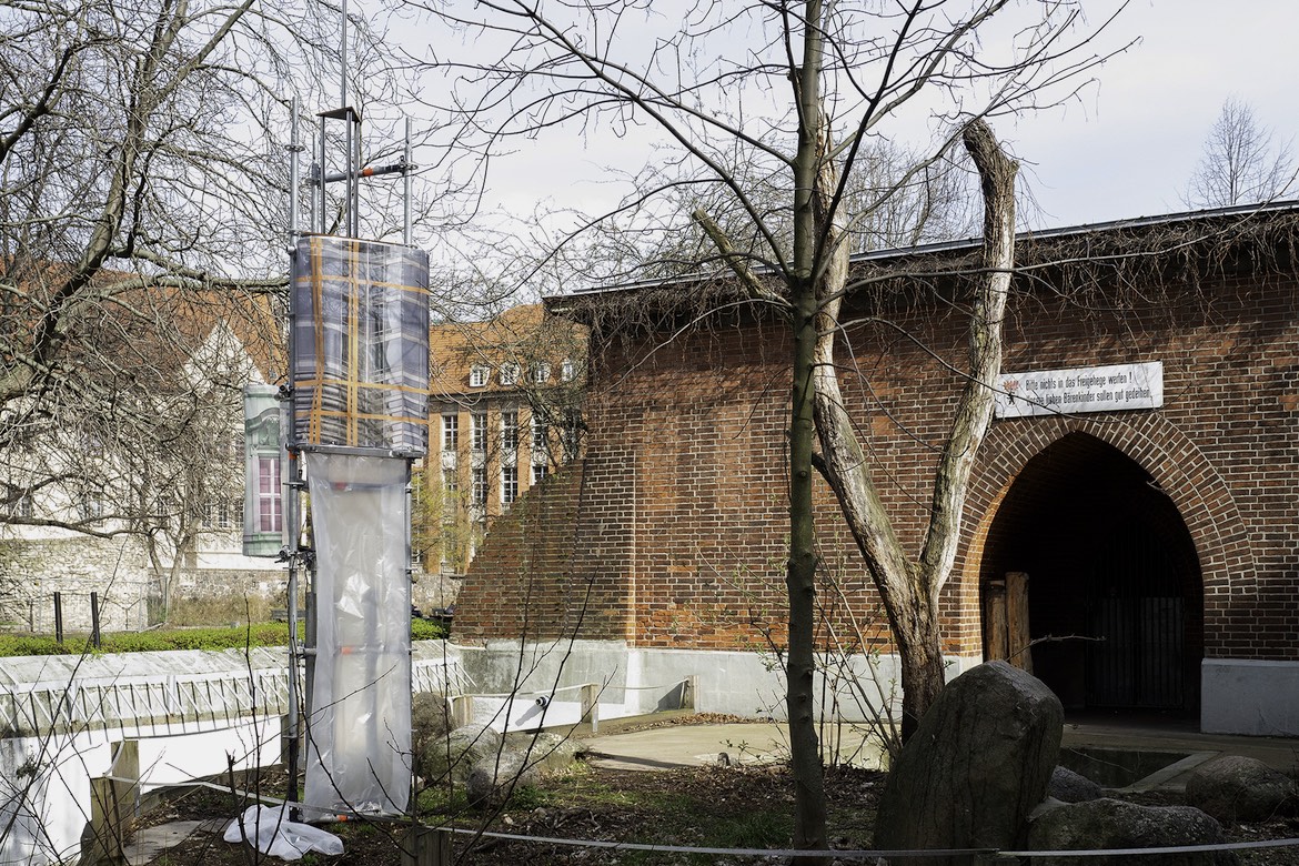 Bärenzwinger Außengelände mit Skulptur von Jasmin Werner; Foto: Stephanie Kloss