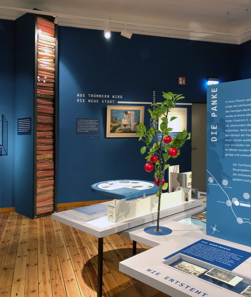 Tische mit Ausstellungsobjekten