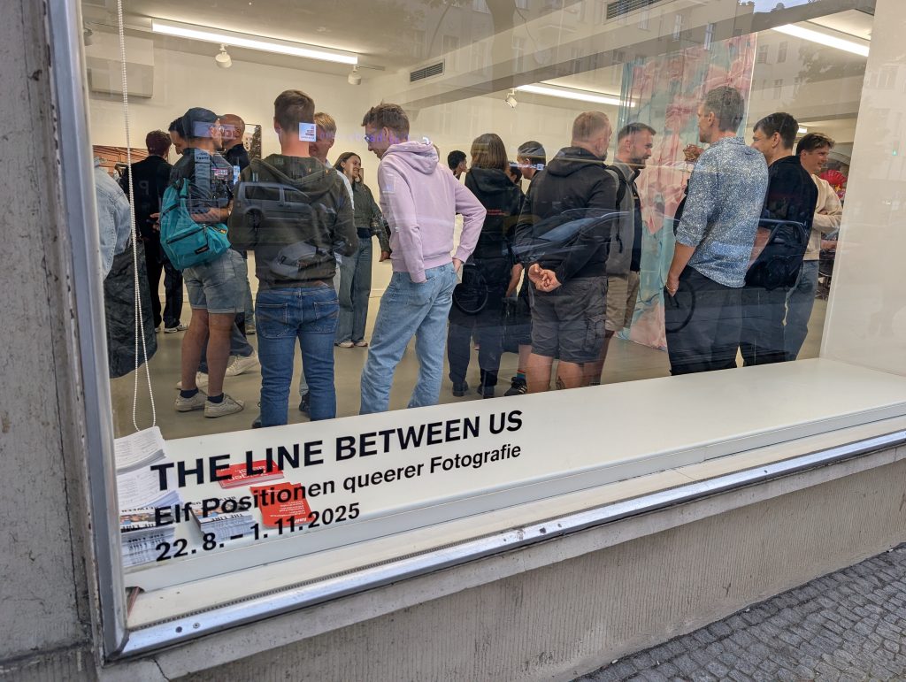 Menschen in einem Raum durch ein Glasfenster fotografiert