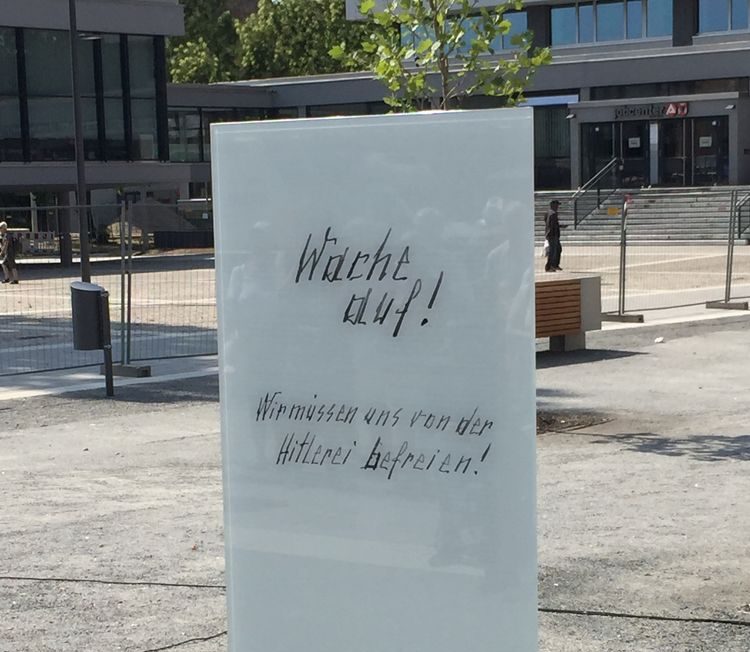 Stele aus Glas mit Aufschrift