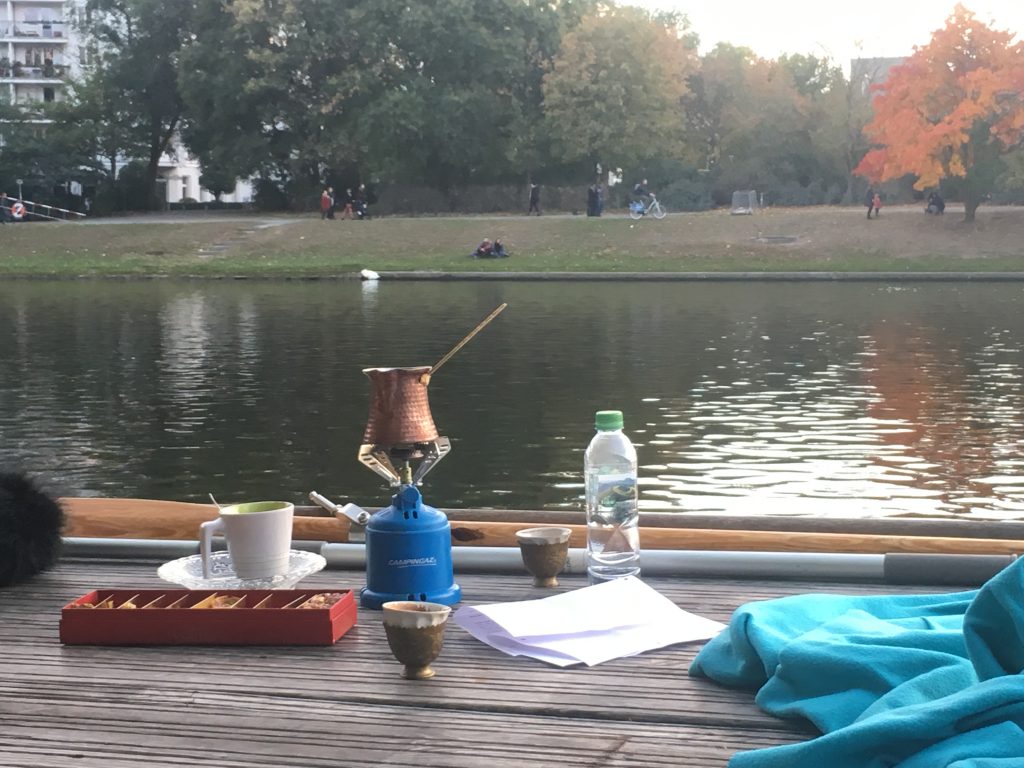 Auf einem Hausboot arabisch Kaffee kochen. Foto: Annett Gröschner.