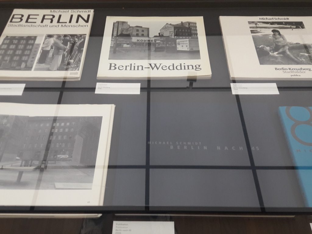 Vitrine mit Publikationen von Michael Schmid, Foto: Anna-Lena Wenzel