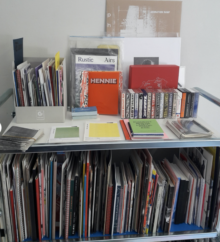 Leidenschaftliche Buchmacher*innen –Aviva Verlag Regalwand