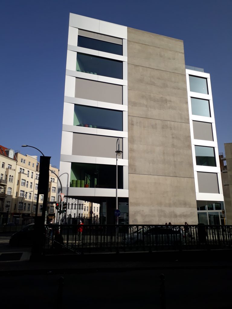 Das Suhrkamp-Gebäude am Rosa-Luxemburg-Platz