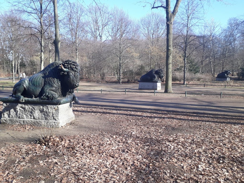 Die nördliche Seite des Floraplatzes mit rekonstruoerten Tierskulpturen, Foto: ALW