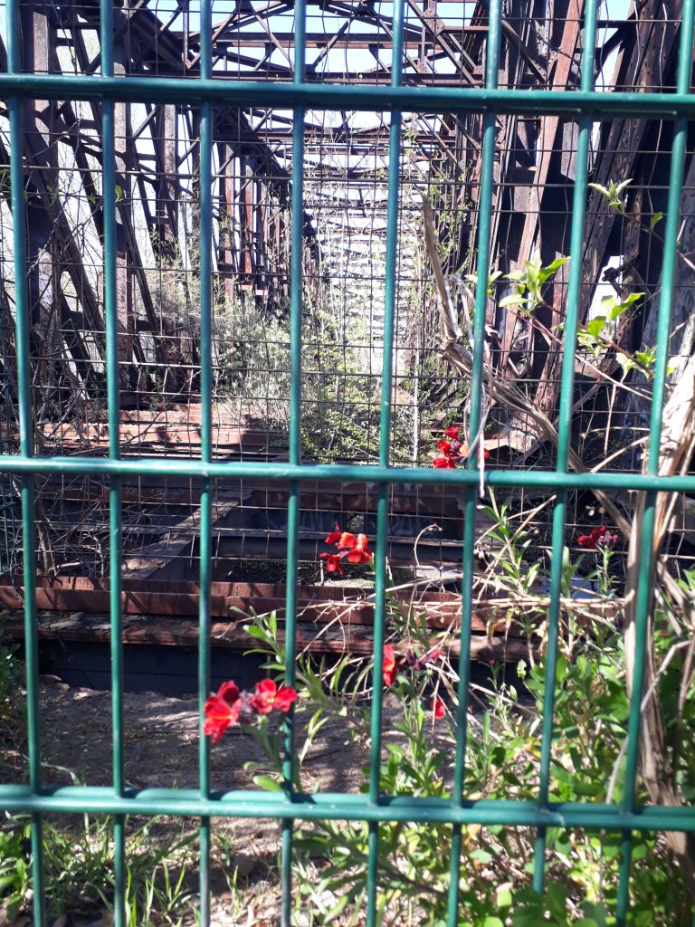 Der Park am Nordbanhof endet bei der rostigen Liesenbrücken