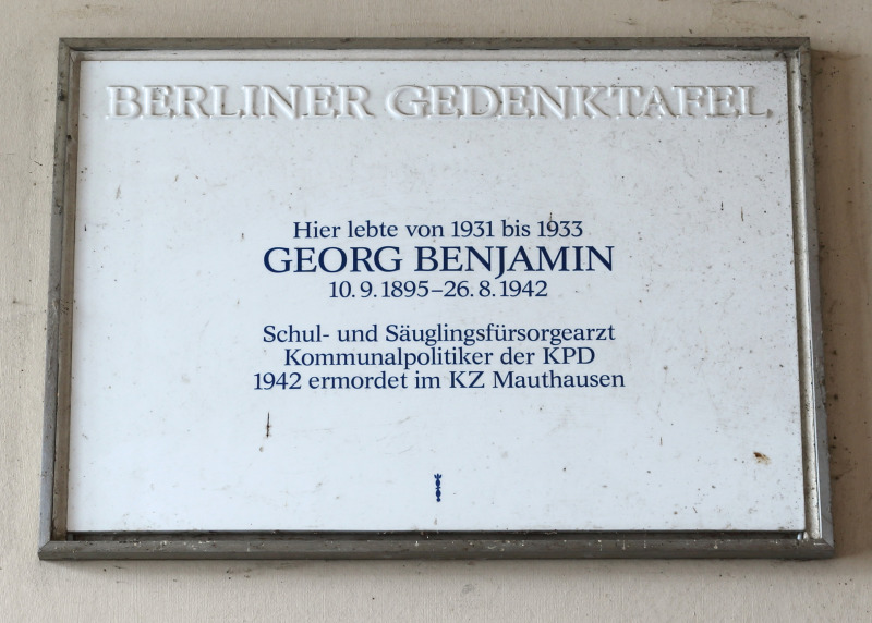 Helle Tafel, Aufschrift: Berliner Gedenktafel. Hier lebte von 1931 bis 1933 Georg Benjamin. Schul- und Säuglingsfürsorgearzt, Kommunalpolitiker der KPD, 1942 ermordet im KZ Mauthausen