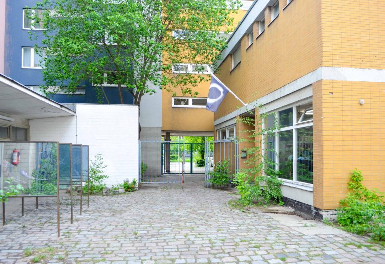 In einem Hinterhof in der Kluckstraße befindet sich in einer ehemaligen Gartenbauamtsabteilung der Kunstraum HAUNT inklusive Innenhof und Garagen. Foto: frontviews