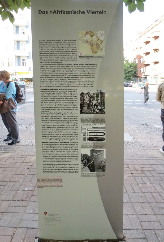 Stele auf einer Straße mit Aufschrift