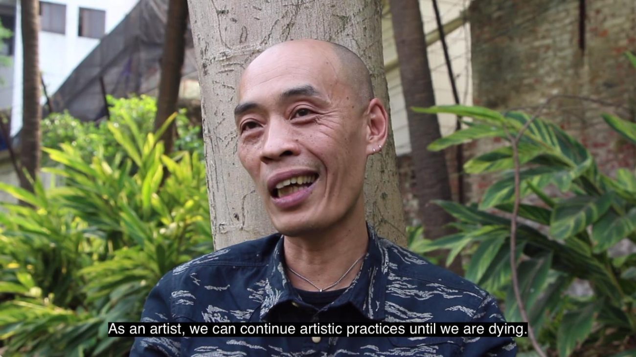 Huang Xiaopeng im Gespräch, Screenshot aus einem Film von Antje Majewski und Vangjush Vellahu, HD video, 20 min, 2021