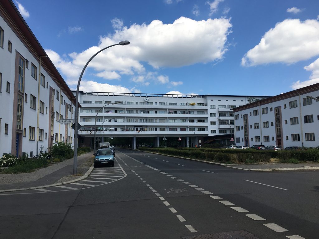 Blick auf Brückenhaus der Weißen Stadt