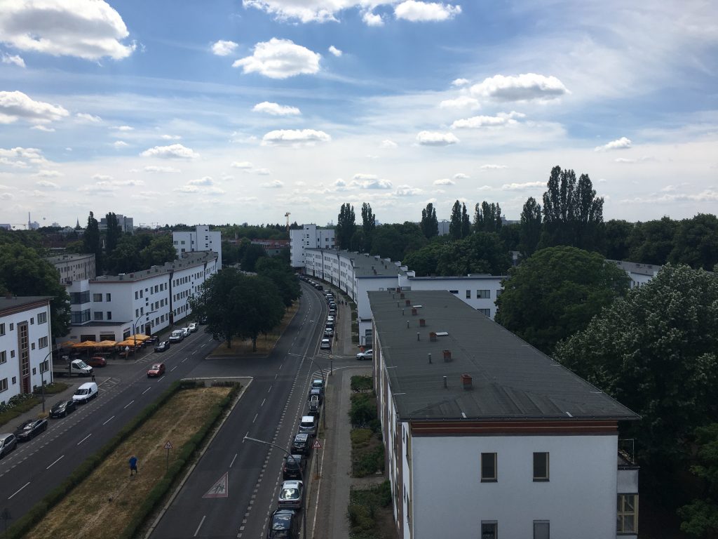 Blick auf Torgebäude der Weißen Stadt
