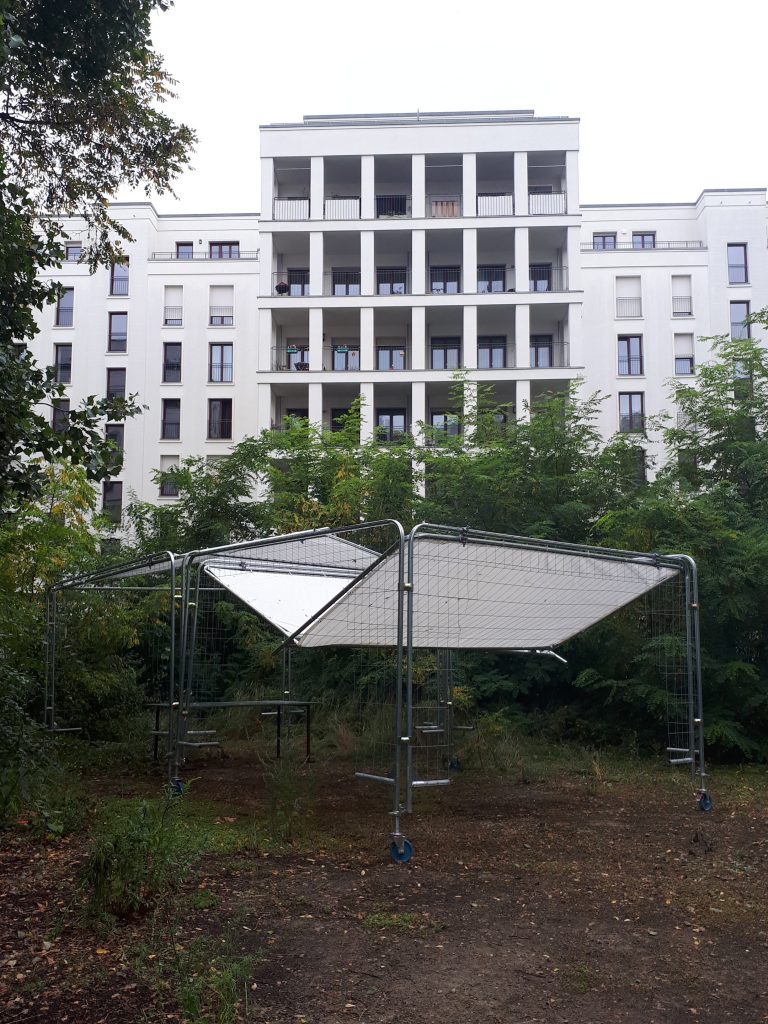 Tempoäre Architektur vor Neubauten auf dem Gelände des Skulpturenparks Berlin_Zentrum, Foto: ALW