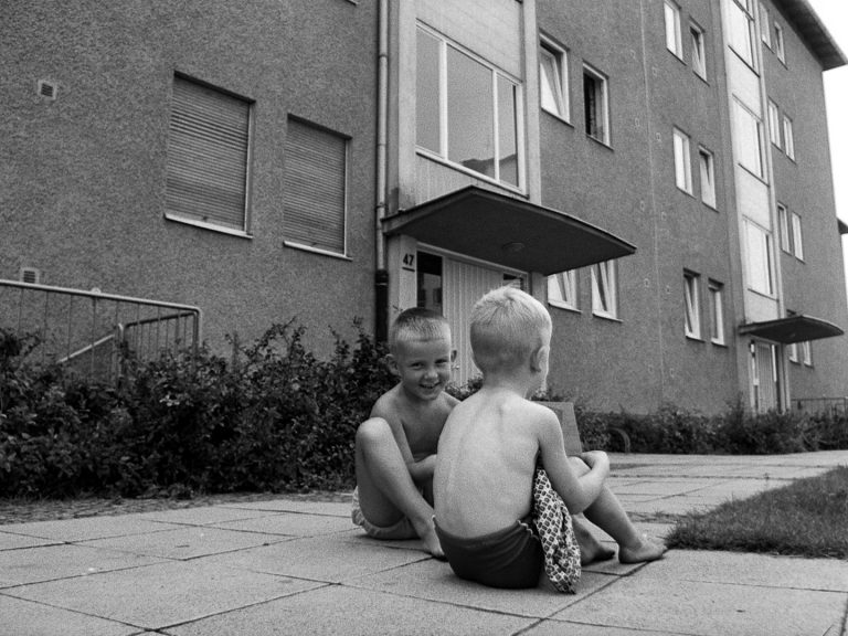 Motiv aus dem Film „Die gemordete Stadt. Abgesang auf Putte und Straße, Platz und Baum“ (BRD 1965), in dem die unwirtlichen neuen Schlafstädte West-Berlins beklagt werden. 