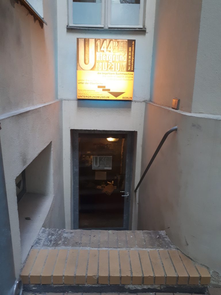 Der Eingang zum Untergrundmuseum befindet sich im HInterhof der Linienstraße 144. 