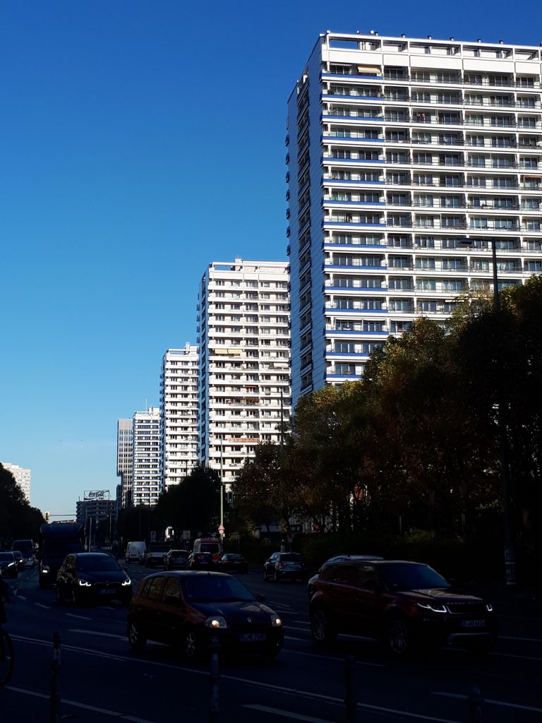 Prägen den östlichen teil der Leipzigerstraße: die 23- bis 25-geschossigen Wohnhochhäuser, die zwischen 1969 und 1982 errichtet wurden. Fotos: ALW 