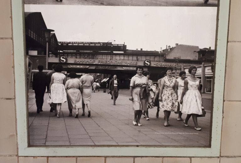 Historische Aufnahme des Bahnhofs Friedrichstraße im südlichen Eingang zu S-Bahn, Fotos: ALW
