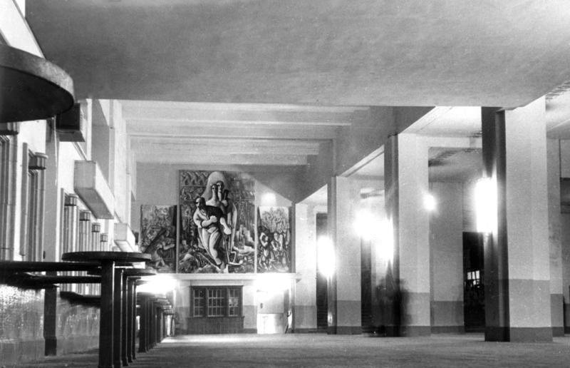 Bundesarchiv_Bild_183-U1016-520,_Berlin,_Bahnhof,_Wandgemälde, Von Bundesarchiv, Bild 183-U1016-520 CC-BY-SA 3.0, CC BY-SA 3.0 de, httpscommons.wikimedia.orgwindex.phpcurid=5370899