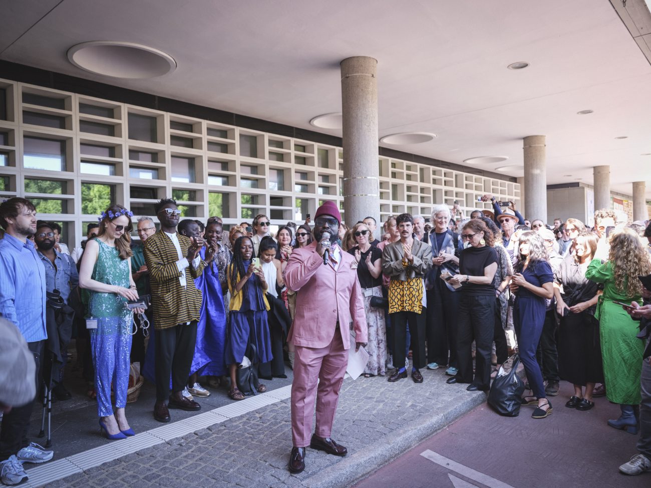 Begrüßung von Bonaventure Soh Bejeng Ndikung, Foto: Marvin Systermans