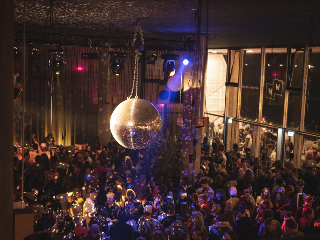 Dj Set von SNO, Sonic Pluriverse Festival, Congorama, Haus der Kulturen der Welt (HKW), 2.6.2023. Foto Marvin SystermansHKW