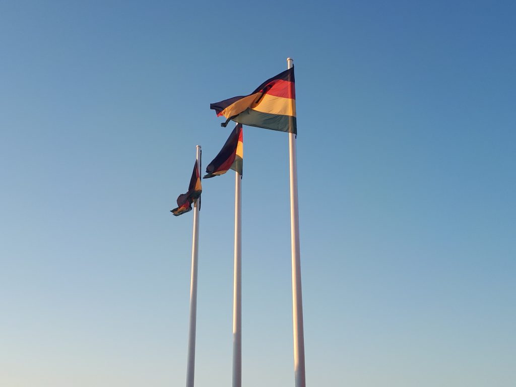 Fahnen mit den Buchstaben DDR von Olu Oguibe auf dem Dach des HKW, Foto ALW