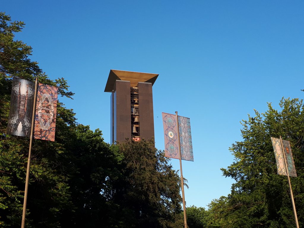 Fahnen von Adama Delphine Fawundu in der Auffahrt_Foto ALW