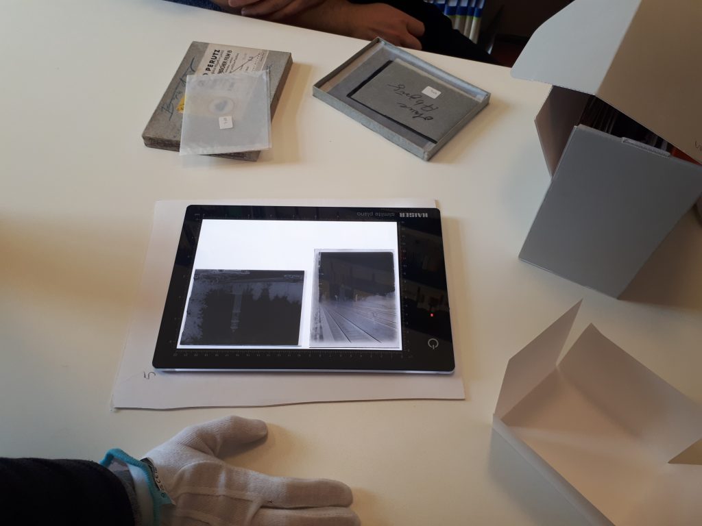 Im-Archiv-schauen-wir-uns-weitere-Negative-an-1