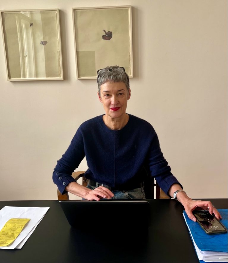 Die Galeristin Barbara Wien an ihrem Schreibtisch, Foto: Maggie Zaiss