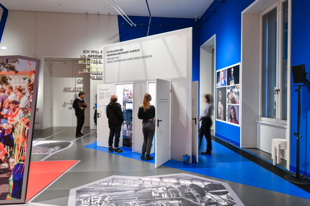 Eröffnung der Freiflächenpräsentation „Mitten unter uns. Wohnungslose Frauen* in Berlin“