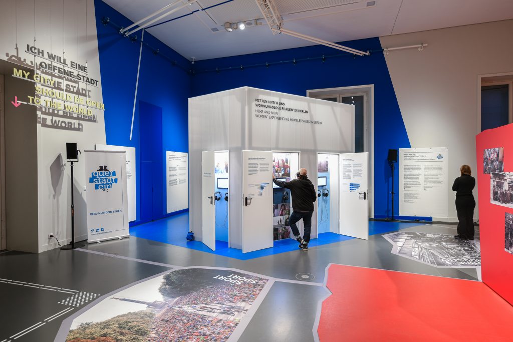Eröffnung der Freiflächenpräsentation „Mitten unter uns. Wohnungslose Frauen* in Berlin“