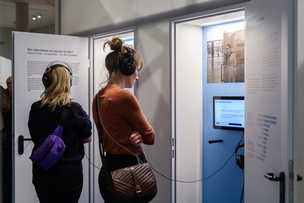 Eröffnung der Freiflächenpräsentation „Mitten unter uns. Wohnungslose Frauen* in Berlin“