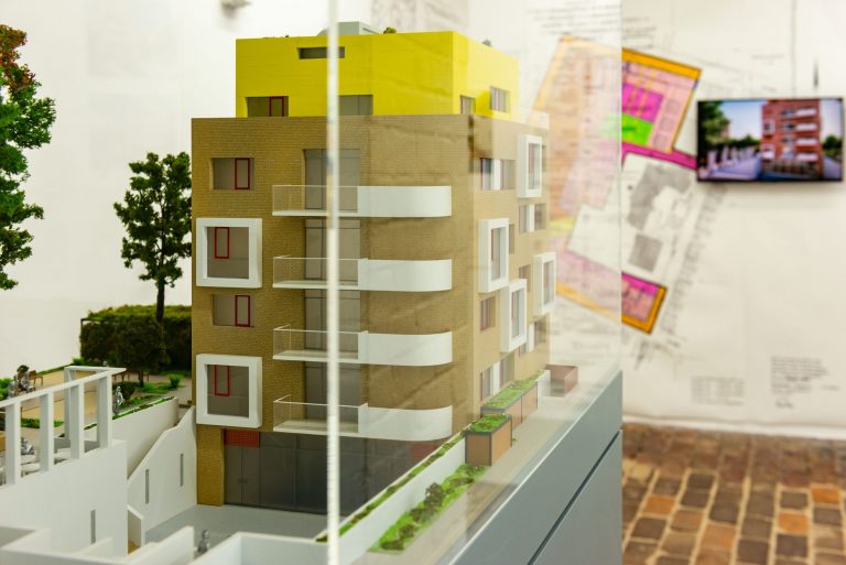 Ausstellungsansicht mit einem Modell des Neubaus, Foto: Ines Borchart