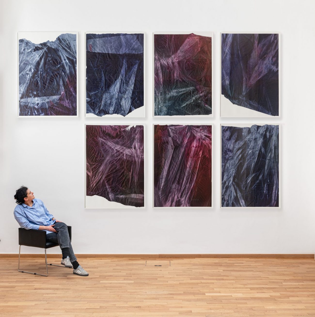 Anna Schapiro vor einem mehrteiligen Bild aus dem zweiten Teil der Ausstellung „Offene Geheimnisse“. Foto: © materialmatters / Robert Vanis