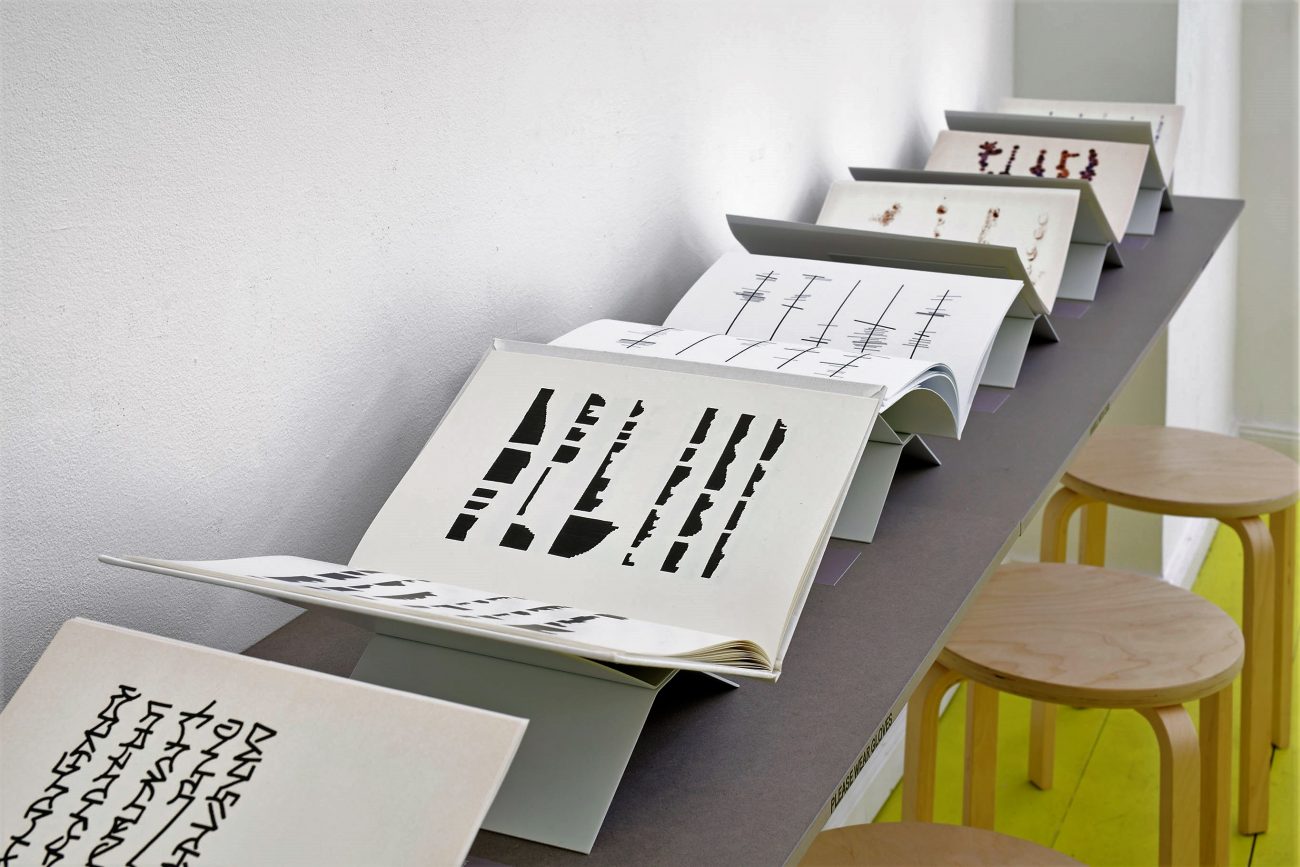 Installationsansich mit Publikationen von Mirtha Dermisache. Foto: Hans Georg Gaul. © Legado Mirtha Dermisache / Herlitzka & Co., Buenos Aires.