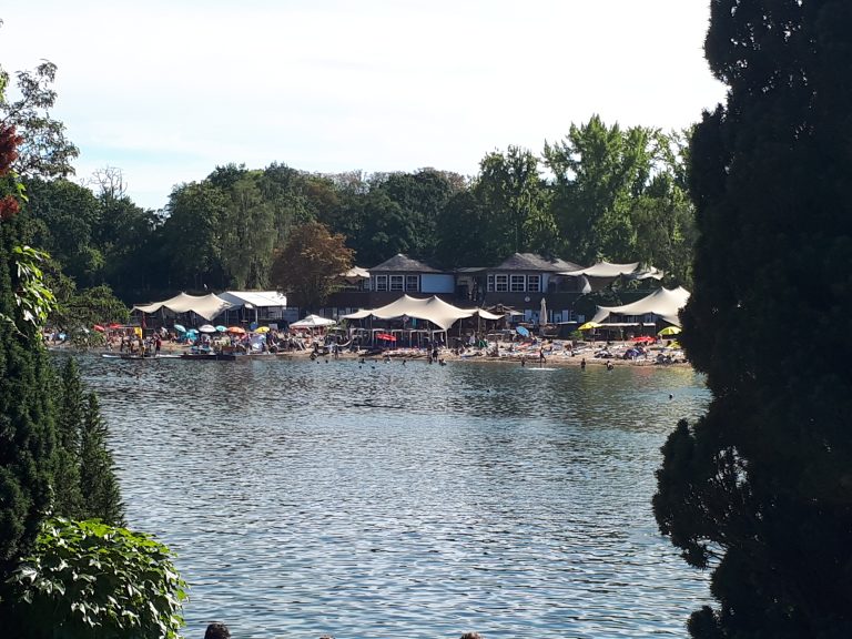 Idylle mitten in der Stadt: Das Strandbad Plötzensee. Foto: Anna-Lena Wenzel