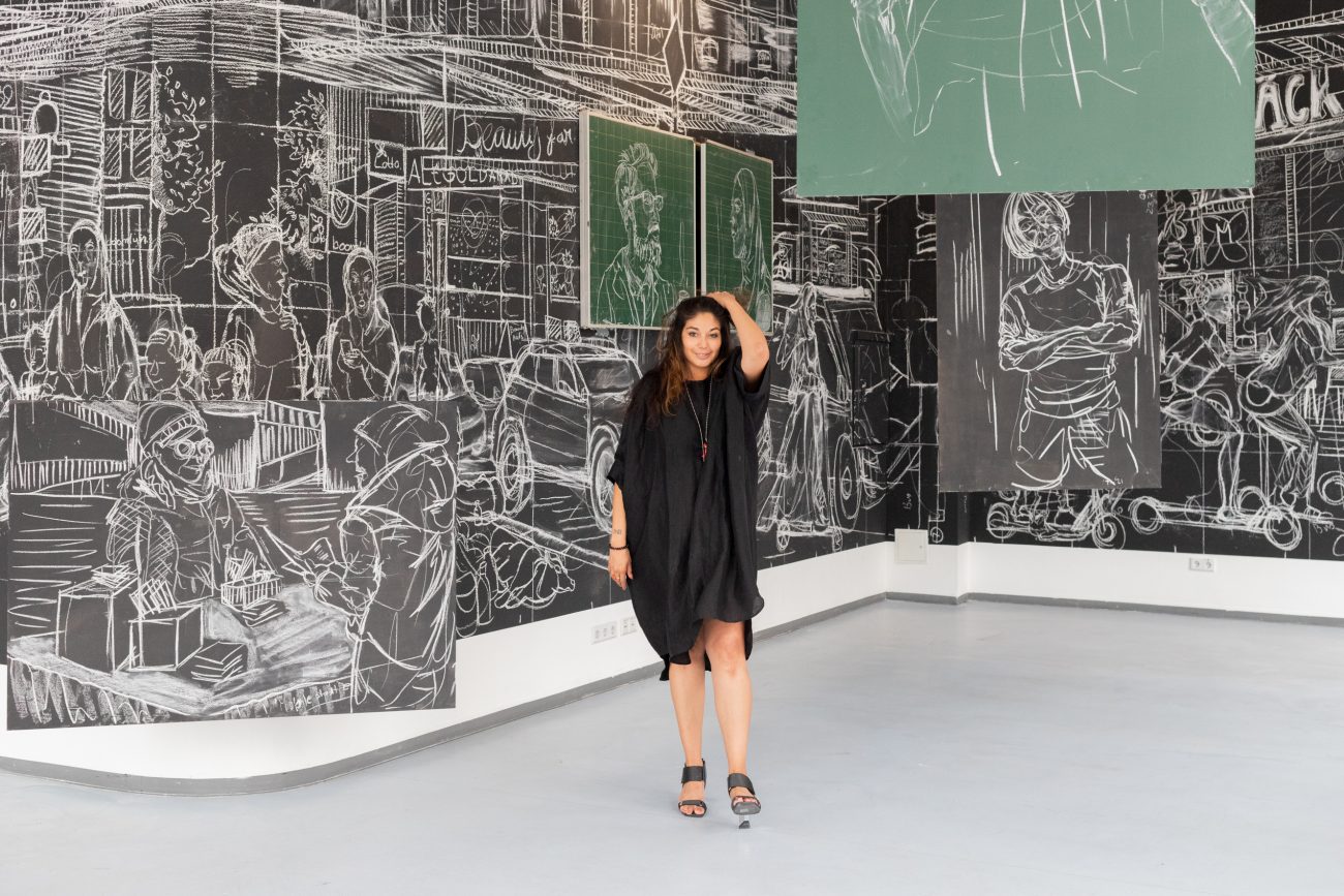 Raquel van Haver vor ihrem raumgreifenden Wandbild in der Galerie Wedding. Foto: Wataru Murakami