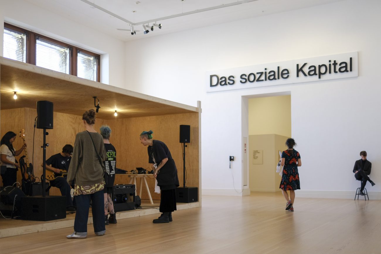 Rirkrit Tiravanija, untitled 1996 (rehearsal studio no. 6), 1996, Installationsansicht, Gropius Bau, 2024.
© Gropius Bau, Foto: Guannan Li