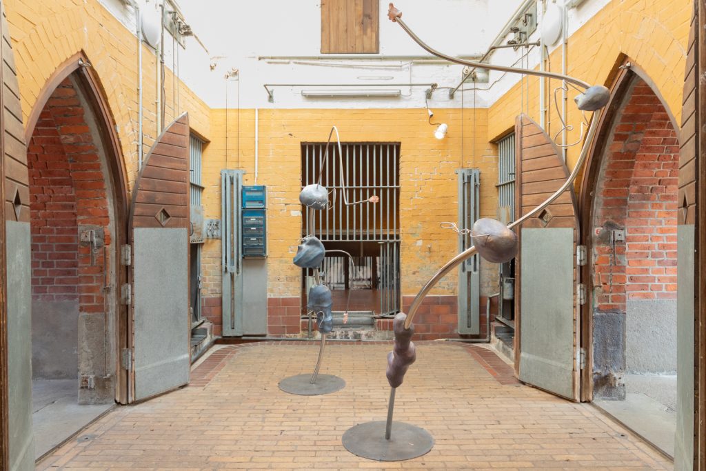 Sculpture made out of metal in the Bärenzwinger's courtyard