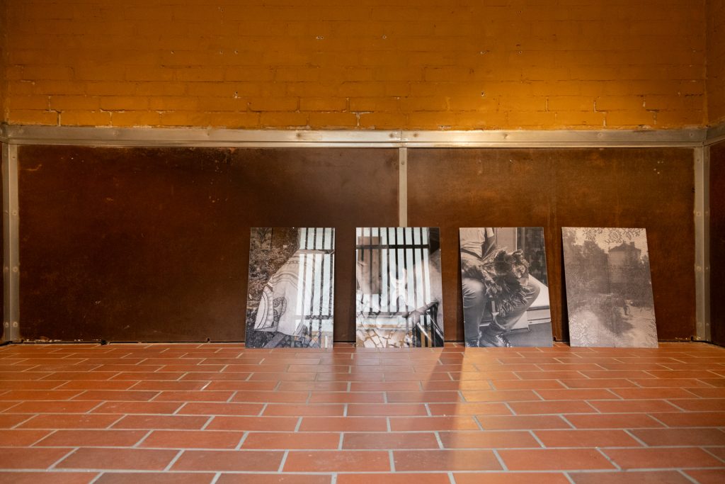 Schwarz-Weiß Fotografien auf dem Boden stehend