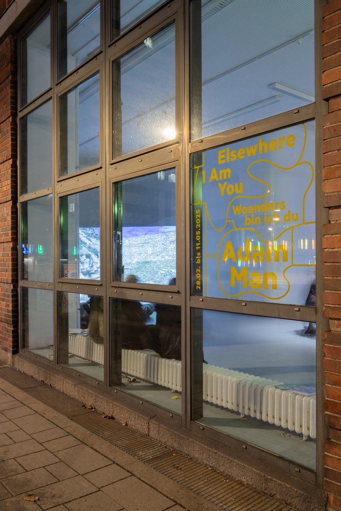 Fenster in einer Fassade mit Aufschrift der Ausstellung