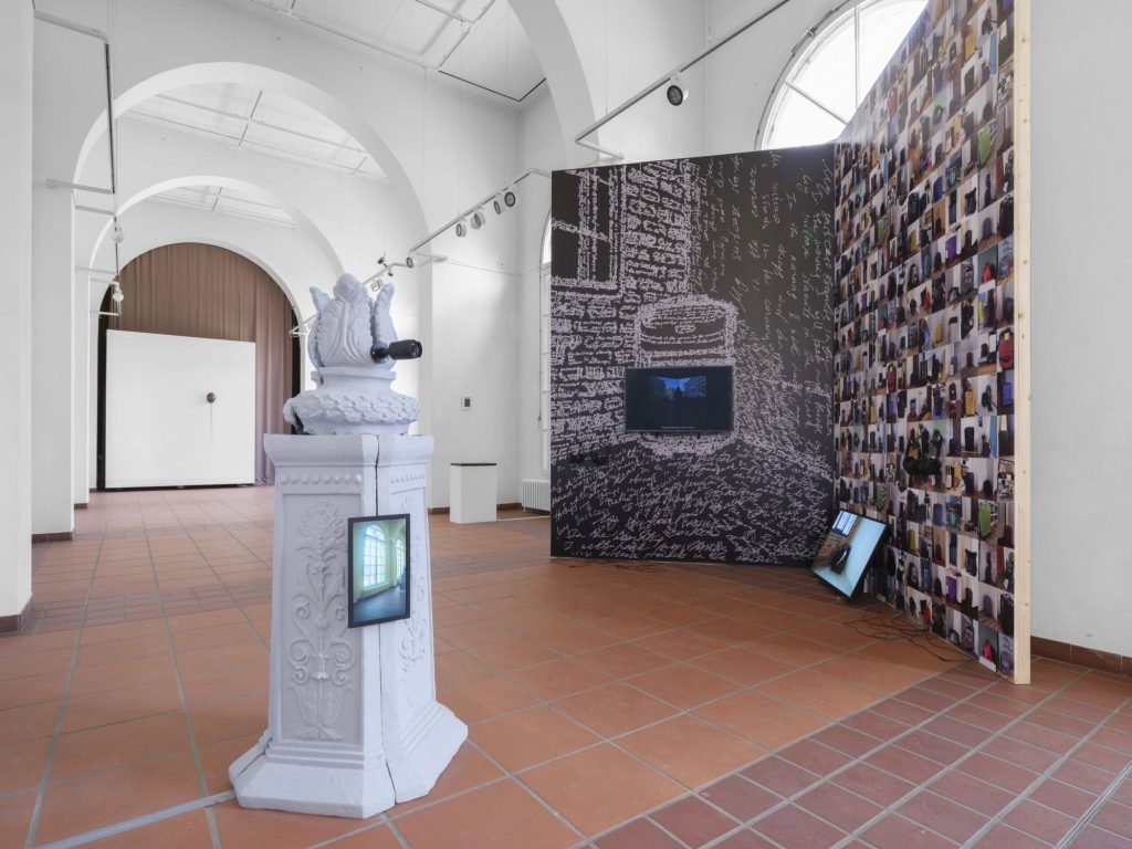 GalerieKoernerpark_Manchmal halte ich mich an der Luft fest_Marjorie Brunet Plaza (2)