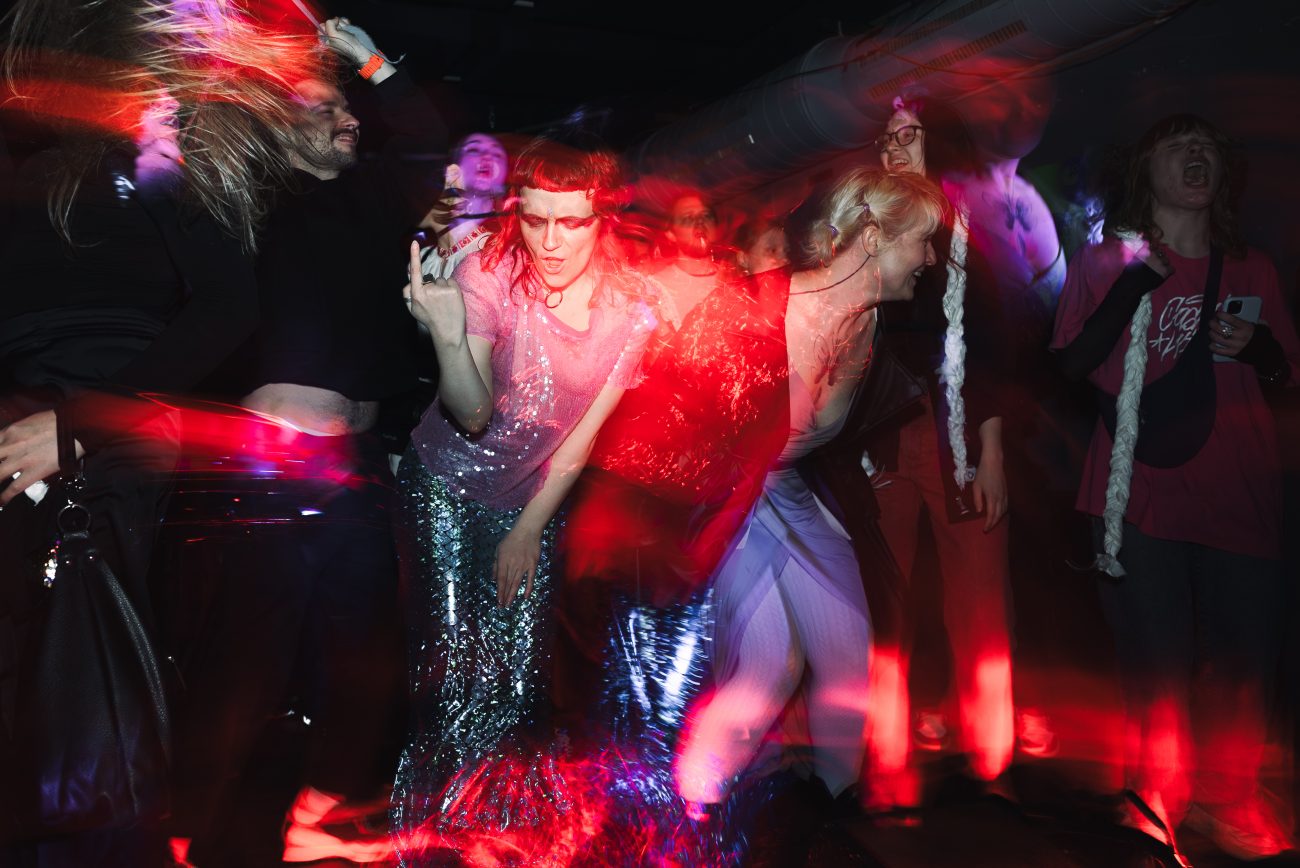 Kombinieren belarussische Mythologie mit queeren und feministischen Themen: Das Kollektiv #KeepMinskWeird beim Belarus Festival. Foto: Ksenia Yanko