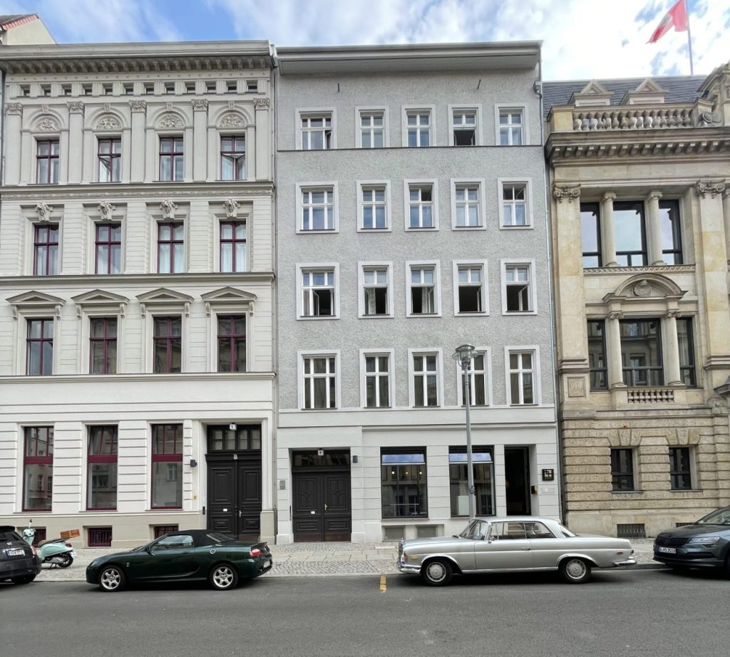 Graues Haus in einer Häuserzeile