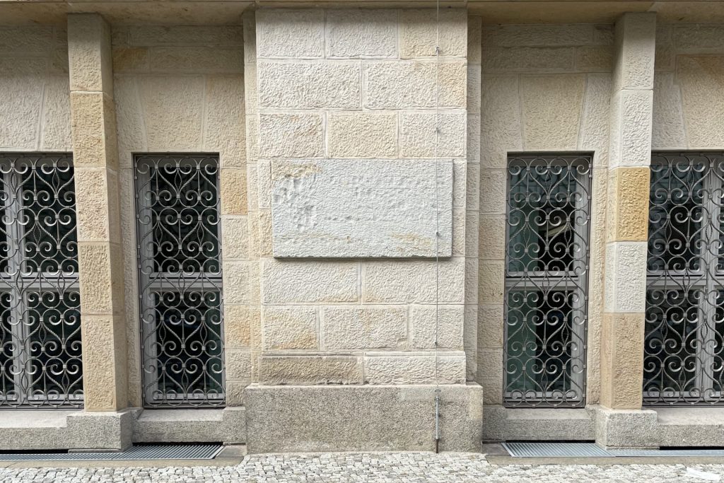 Hauswand mit einem leeren Stück Stein in der Mauer