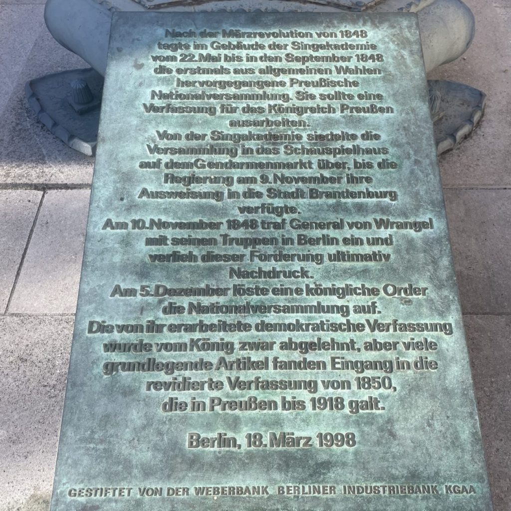 Bronzetafel mit Text zur Märzrevolution