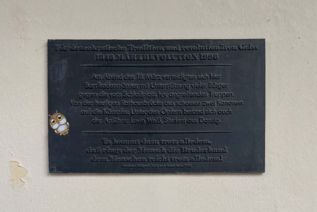 Metalltafel an einer Wand